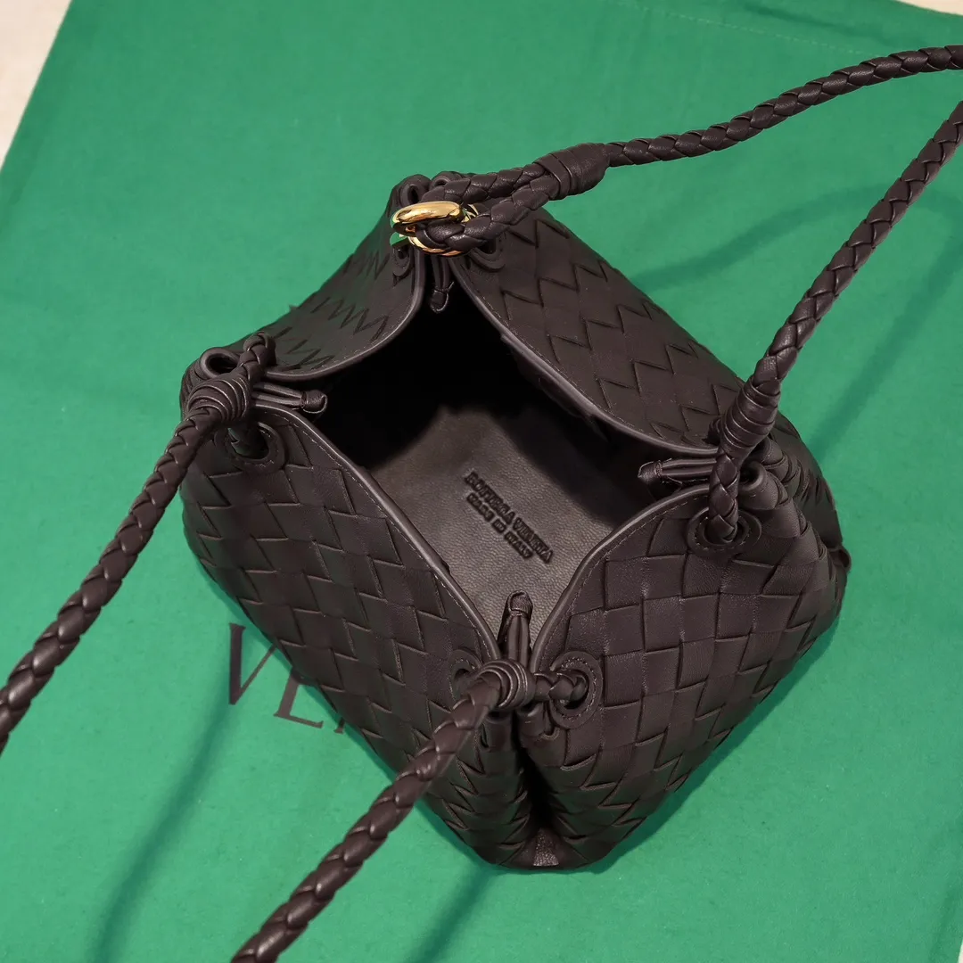 Batch 1760 BV home is new! Andiamo combines Bottega Veneta archives parachute handbags to inherit retro elements and integrate modern trends. The same style as Shu Qi's Beijing Night. It is a continuation of the classic bag. It has three functions: hand carry, shoulder and cross-body. It is embellished with metal brass knot buckles. The capacity of the small one is amazing. It can easily hold sunglasses in a box/small bottle of water/powder powder/charger and other daily necessities when going out. The upper body is versatile. Style number: 6569 Size: 21*17*16.5cm